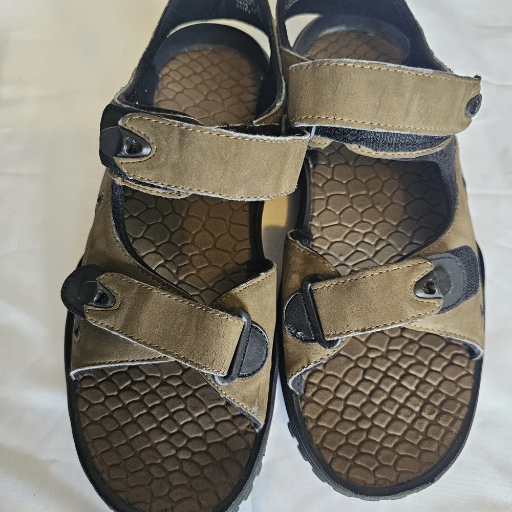 Faded Glory Men's Brown and Black Sandals